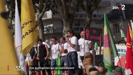 Les 9 prévenus antibassines avant leur procès à Niort (France 2)