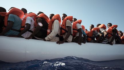 Une embarcation de migrants est secourue en mer Méditerranée, le 11 septembre 2016. (MARCO PANZETTI / NURPHOTO / AFP)