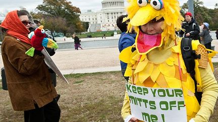 «Grand, jaune, une menace pour notre économie…Ce n'est pas de Wall Street qu’il faut vous méfier, c'est de Sesame Street…Mitt Romney s'en prend à nos ennemis, où qu'ils fassent leur nid», sont quelques phrases que l’on peut entendre dans la vidéo produite quelques jours plus tard par l’équipe de campagne de Barack Obama pour railler les propos de son rival républicain. 



«Bas les pattes, Mitt» ( AFP PHOTO/Nicholas KAMM)