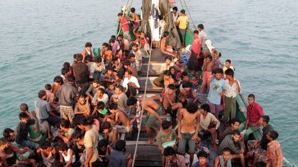 Un bateau de migrants accoste en Indon&eacute;sie, le 20 mai 2015. (JANUAR / AFP)