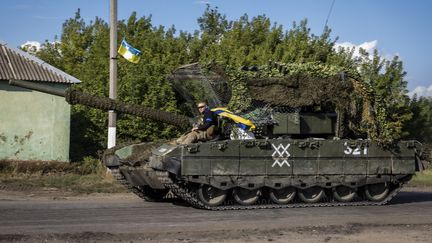 Des militaires ukrainiens réparent un char qui a été évacué du territoire russe vers la région ukrainienne de Soumy, à la frontière avec la Russie, le 15 août 2024. (NIKOLETTA STOYANOVA / MAXPPP)