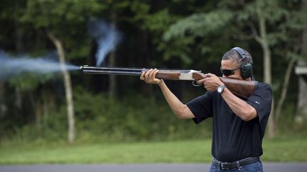 Le pr&eacute;sident am&eacute;ricain Barack Obama tire &agrave; la carabine &agrave; Camp David, le 4 ao&ucirc;t 2013. (WHITE HOUSE / REUTERS)