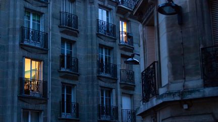 Un immeuble du 15e arrondissement de Paris, le 7 avril 2020. (LAURE BOYER / HANS LUCAS / AFP)