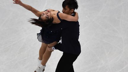 Les Chinois Sui Wenjing et Han Cong sacrés champions du monde de patinage artistique en couples (DANIEL MIHAILESCU / AFP)