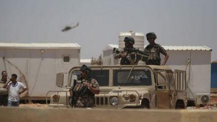 Déploiement militaire jordanien à la frontière entre la Jordanie et l'Irak, le 26 juin 2014. (SALAH MALKAWI / ANADOLU AGENCY)