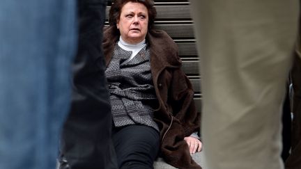 La pr&eacute;sidente du Parti chr&eacute;tien-d&eacute;mocrate, Christine Boutin, se repose sur la chauss&eacute;e apr&egrave;s avoir re&ccedil;u du gaz lacrymog&egrave;ne pendant la manifestation des opposants au mariage pour tous, &agrave; Paris, le 24 mars 2013. (ERIC FEFERBERG / AFP)