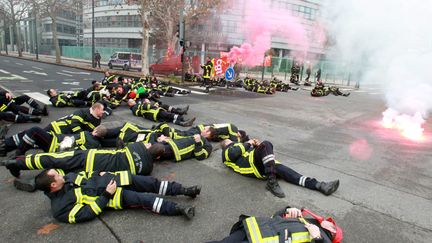 Une manifestation des pompiers du Sdis de la Dr&ocirc;me contre les r&eacute;ductions d'effectifs, le 17 d&eacute;cembre 2011.&nbsp; (STÉPHANE MARC / MAXPPP)