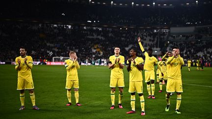 Les joueurs nantais félicitent les supporters qui ont fait le déplacement à Turin pour le match aller du barrage de Ligue Europa contre la Juventus, le 16 février 2023. (MARCO BERTORELLO / AFP)