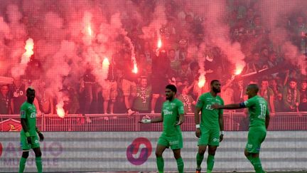 Les joueurs de Saint-Etienne déboussolés devant leurs supporters à Geoffroy-Guichard, lors du barrage retour contre Auxerre, le 29 mai 2022. (JEAN-PHILIPPE KSIAZEK / AFP)