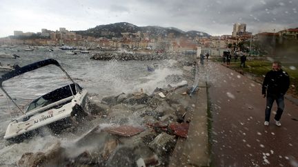 La mer Méditerranée agitée dans le port de Bonifacio (Corse-du-Sud), le 11 décembre 2017. (MICHEL LUCCIONI / MAXPPP)