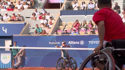 Comme chaque jour, le 20 Heures de France 2 décrypte un sport paralympique. Coup de projecteur sur le tennis fauteuil qui présente peu de différence avec la version olympique si ce n’est que le joueur peut laisser rebondir la balle deux fois…