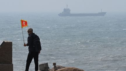 Un homme se promène sur l'île chinoise de Pingtan, le point le plus proche de Taïwan, le 8 avril 2023, alors que Pékin a lancé trois jours d'exercices militaires autour de l'île. (GREG BAKER / AFP)