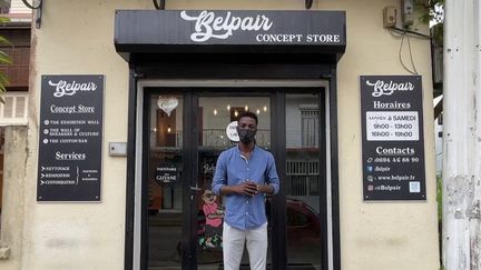 Dans son atelier à Cayenne,&nbsp;Axel Loupeda récupère nos vieilles baskets,&nbsp;les nettoie, les retape, et quand les clients le demandent, il les décore pour en faire des pièces uniques.&nbsp; (CAPTURE ECRAN FRANCE 2)