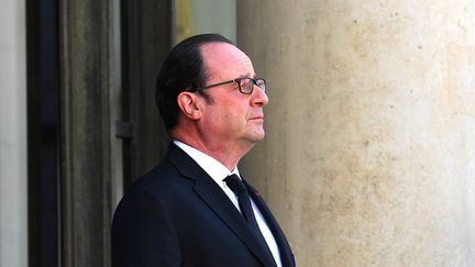 François Hollande devant la palais de l'Elysée, le 3 avril 2017&nbsp; (MUSTAFA YALCIN / ANADOLU AGENCY / AFP)