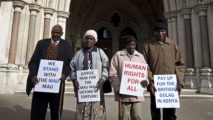 Sur la gauche de l'image,&nbsp;Wambugu wa Nyingi, Jane Muthoni Mara et Paulo Nzili, les trois Kenyans qui ont obtenu le droit de poursuivre le Royaume-Uni. (CARL COURT / AFP)