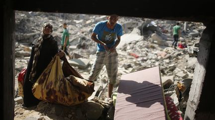 Des Palestiniens retournent dans leurs maisons d&eacute;truites pour r&eacute;cup&eacute;rer quelques biens, vendredi 1er ao&ucirc;t 2014.&nbsp; (MOHAMMED SALEM / REUTERS)