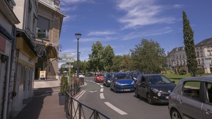 La voiture reste le moyen le plus utilisé pour se rendre sur son lieu de travail.Ici, c'est une rue de Châtellerault (Vienne) embouteillée.&nbsp; (MAXPPP)