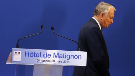 Le Premier ministre, Jean-Marc Ayrault, quitte la tribune &agrave; l'h&ocirc;tel de Matignon, &agrave; Paris, le 30 mars 2014,&nbsp;apr&egrave;s un discours &agrave; l'issue du second tour des municipales. (FRANCOIS GUILLOT / AFP)