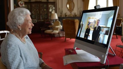 La reine d'Angleterre, Elizabeth II, au château de Windsor, près&nbsp;de Londres, parle en visioconférence avec Ferenc Kumin, ambassadeur de Hongrie, le 4 décembre 2020. (BUCKINGHAM PALACE / AFP)