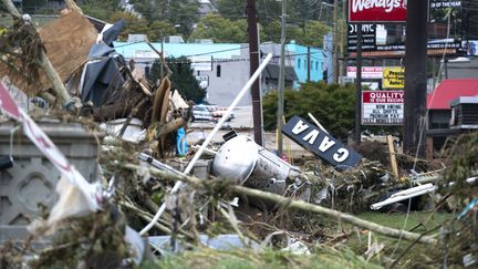 L'enseigne d'un restaurant situé dans le quartier de Biltmore Village, près d'Asheville, en Caroline du Nord, est tombée à terre avec l'ouragan. Ce quartier a été partiellement détruit le 28 septembre 2024. (SEAN RAYFORD / GETTY IMAGES NORTH AMERICA)