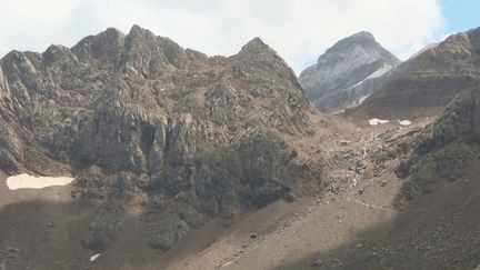 C’est l’un des sites les plus emblématiques et les plus visités des Pyrénées. Le cirque de Gavarnie n’échappe pas lui aussi au réchauffement climatique. Les neiges éternelles qui recouvrent ses parois se font de plus en plus rares. Le phénomène s’accentue d’année en année. (FRANCE 3)