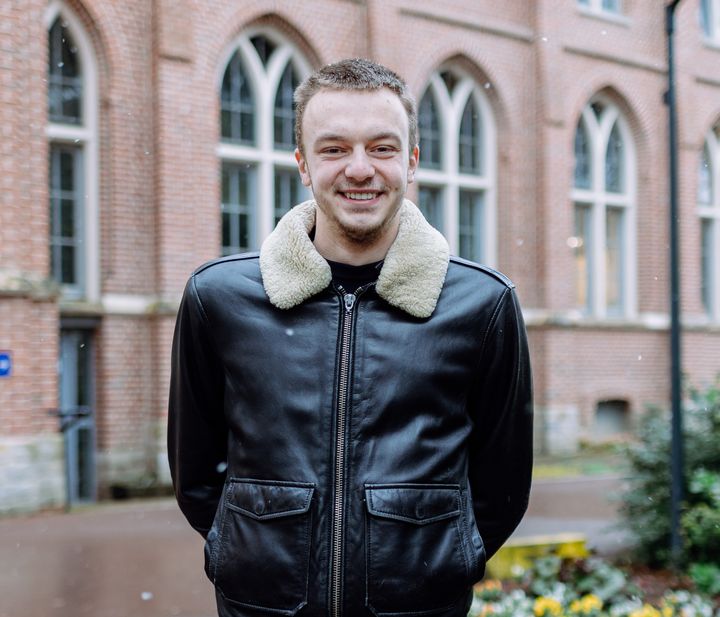 Guillaume pose devant un bâtiment de l'université catholique de Lille, le 1er avril 2022. (PIERRE MOREL / FRANCEINFO)