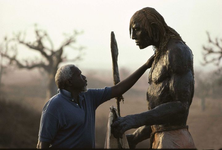 Ousmane Sow et son "Guerrier debout", série "Masaï"
 (Béatrice Soulé / Roger Viollet / ADAGP)