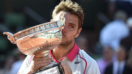 Le Suisse Stan Wawrinka, vainqueur de Roland-Garros 2015, embrasse le troph&eacute;e &agrave; l'issue de sa finale contre le Serbe Novak Djokovic, le 7 juin 2015 &agrave; Paris. (DOMINIQUE FAGET / AFP)