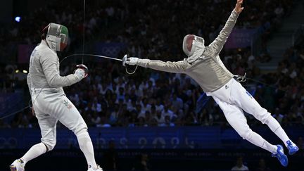 Battus en demi-finale par les numéros 1 mondiaux coréens, futurs champions olympiques, les sabreurs français ont été chercher le bronze en équipe, le 31 juillet 2024, en dominant largement l'Iran (45-25). Sébastien Patrice (à l'image), Jean-Philippe Patrice, Bolade Apithy et Maxime Pianfetti continuent la bonne série de l'escrime qui a jusqu'ici ramené au moins une médaille par jour au clan tricolore. (FABRICE COFFRINI / AFP)