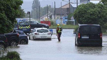 Un pompier se tient dans une zone inondée après de fortes pluies sur la région de Boulay-Moselle (Moselle), le 17 mai 2024. (JEAN-CHRISTOPHE VERHAEGEN / AFP)