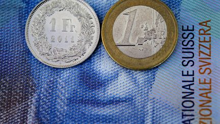 Le franc suisse a gagn&eacute;, jeudi 15 janvier, environ 20% par rapport aux autres devises. Le 16 septembre, le taux &eacute;tait d'environ1,02 franc suisse pour 1 euro. (FABRICE COFFRINI / AFP)