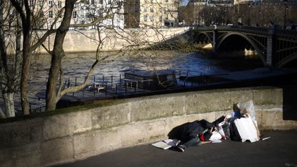 Un sans-abri sur l'île Saint-Louis à Paris, le 28 décembre 2017. (ERIC FEFERBERG / AFP)