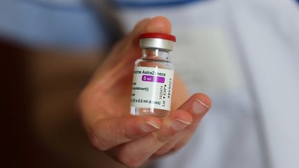 Une&nbsp;dose de vaccin AstraZeneca contre le Covid-19, le 19 mars 2021. (THOMAS COEX / POOL)