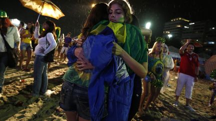 &nbsp; (Des supportrices effondrées après l’élimination de la Seleçao © Reuters)