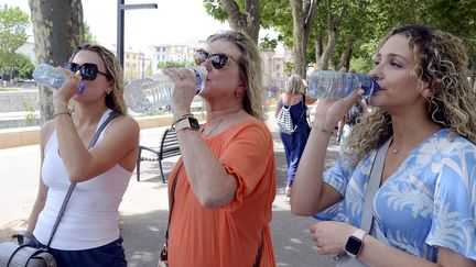 Des promeneuses se désaltèrent à Narbonne (Aude), le 17 juin 2022, pendant un épisode de vigilance orange "canicule". (MAXPPP)