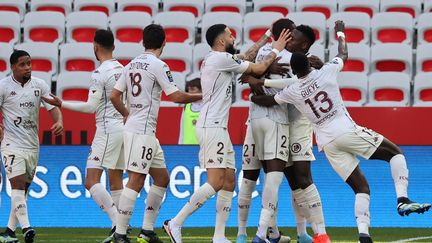 Les joueurs de Metz après le but de Kouyaté face à Nice, le 21 février 2021.  (VALERY HACHE / AFP)