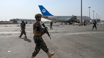 Les forces spéciales talibanes sécurisent l'aéroport de Kaboul (Afghanistan) après le départ des derniers soldats américains, le 31 août 2021. (WAKIL KOHSAR / AFP)