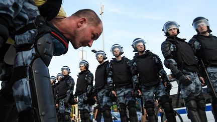 Un manifestant se fait arrêter par les forces de l'ordre, samedi 27 juillet à Moscou (Russie). (KIRILL KUDRYAVTSEV / AFP)