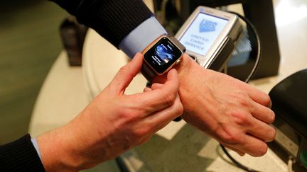 Une démonstration d'Apple Watch, le 3 octobre 2016 à Moscou (Russie). (MAXIM ZMEYEV / REUTERS / X90168)