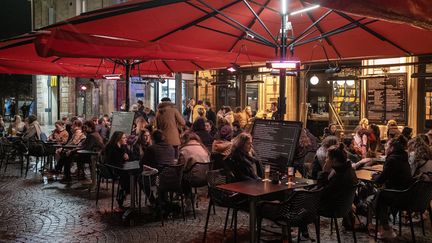 Une terrasse chauffée, place de la Victoire, à Bordeaux (Gironde). (VALENTINO BELLONI / HANS LUCAS)