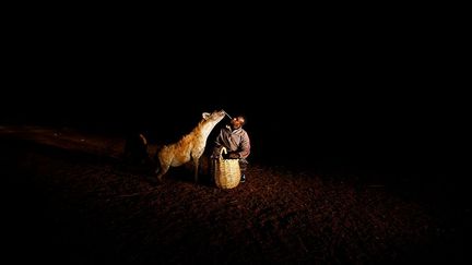 Il a appris à nourrir ces animaux avec son père, Yusuf Mume Salleh, qui pendant près d’un demi-siècle a pratiqué cette coutume avant de passer le relai à son fils quand il avait 13 ans.  (Tiksa Negeri / Reuters)