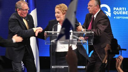 La Premi&egrave;re ministre du Qu&eacute;bec, Pauline Marois, est &eacute;vacu&eacute;e par son service d'ordre alors qu'elle faisait un discours &agrave; Montr&eacute;al (Canada), le 4 septembre 2012. (PAUL CHIASSON / AP / SIPA)