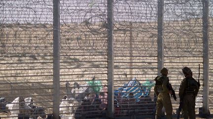 Des r&eacute;fugi&eacute;s africains qui tentaient de rejoindre ill&eacute;galement Isra&euml;l sont gard&eacute;s pr&egrave;s de la fronti&egrave;re &eacute;gyptienne, le 4 septembre 2012. (ARIEL SCHALIT / AP / SIPA)