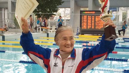 Mieko Nagaoka c&eacute;l&egrave;bre sa course sur 1 500 m nage libre, le 4 avril 2015, &agrave; Matsuyama (Japon). (JAPAN MASTERS SWIMMING ASSOC. / REUTERS)