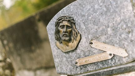 Une plaque funéraire dans le cimetière de Saint-Clément (Allier), le 25 octobre 2021. (ADRIEN FILLON / HANS LUCAS / AFP)