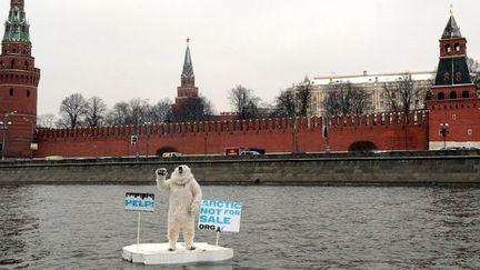 En 2013, une action de Greenpeace devant le Kremlin à Moscou dénonçait les conséquences écologiques que pourraient avoir les forages en Arctique. (ANDREY SMIRNOV / AFP)