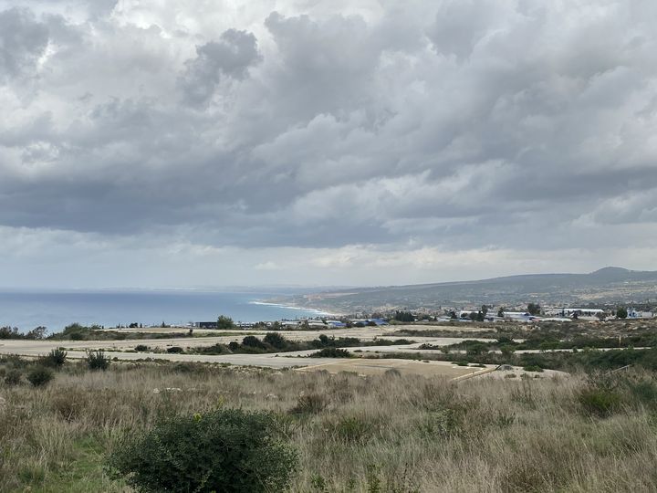 La ville de Tyr, dans le sud du Liban, vue depuis la base militaire de la Finul, le 13 janvier 2024. (RAPHAEL GODET / FRANCEINFO)
