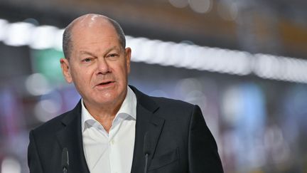 Le chancelier Olaf Scholz visite les locaux de la compagnie ferroviaire allemande Deutsche Bahn, à Cottbus, le 11 janvier 2024. (PATRICK PLEUL / DPA / AFP)