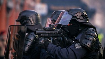 Des CRS utilisent des lanceurs de balle de défense (LBD) lors du&nbsp;18e&nbsp;samedi de mobilisation des "gilets jaunes" à Toulouse, le 16 mars 2019.&nbsp; (FR?D?RIC SCHEIBER / HANS LUCAS / AFP)