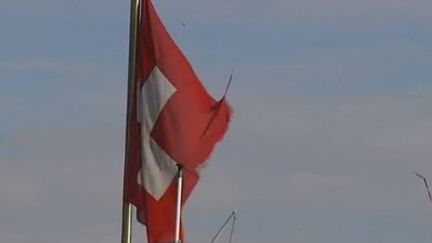 Le drapeau suisse flotte &agrave; Lausanne, en&nbsp;f&eacute;vrier 2012. (FRANCE 2)